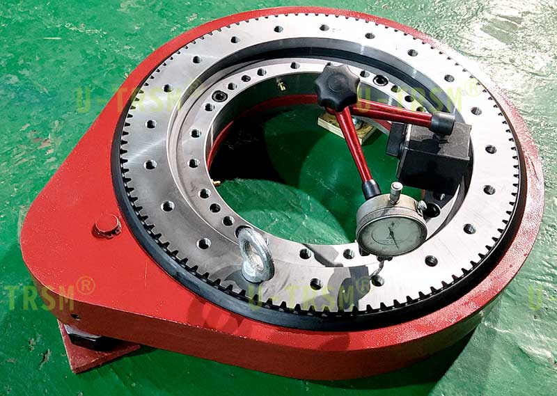 Precision slewing drive for reverse mounting on machine tools