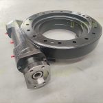 Slewing drives for changing the directions of the hydraulic motor with adapter flanges