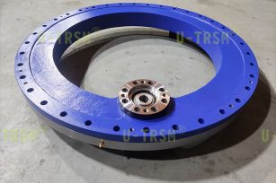 Internal gear slewing drives used for vertical installation in mixing equipment