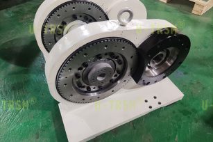 New spur gear slewing drive with base for vertical mounting